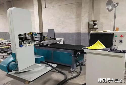 數控機床木工帶鋸機在貓抓板瓦楞紙切割上面有這不可替代的位置